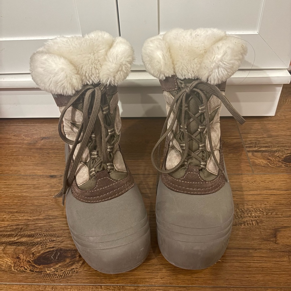 Columbia Women’s Cozy Fur-Lined Winter Boots